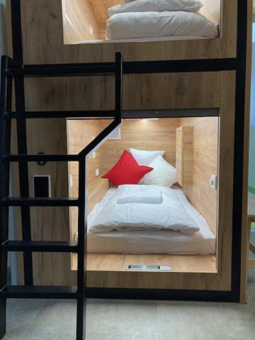 Capsule Hostel Andel Centre Spirit Prag Eksteriør billede